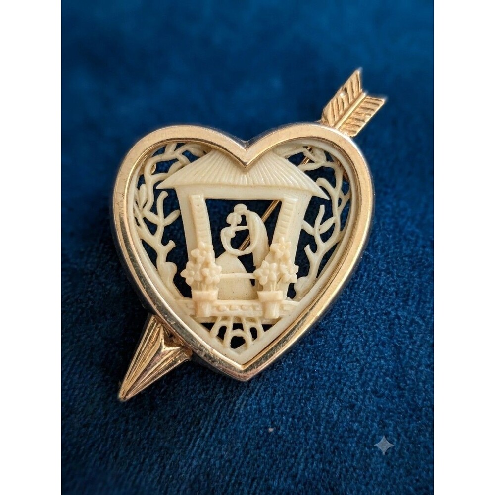 Vintage 1940s Heart & Cupid Arrow Brooch Molded Cream Gazebo Kissing Couple Pin